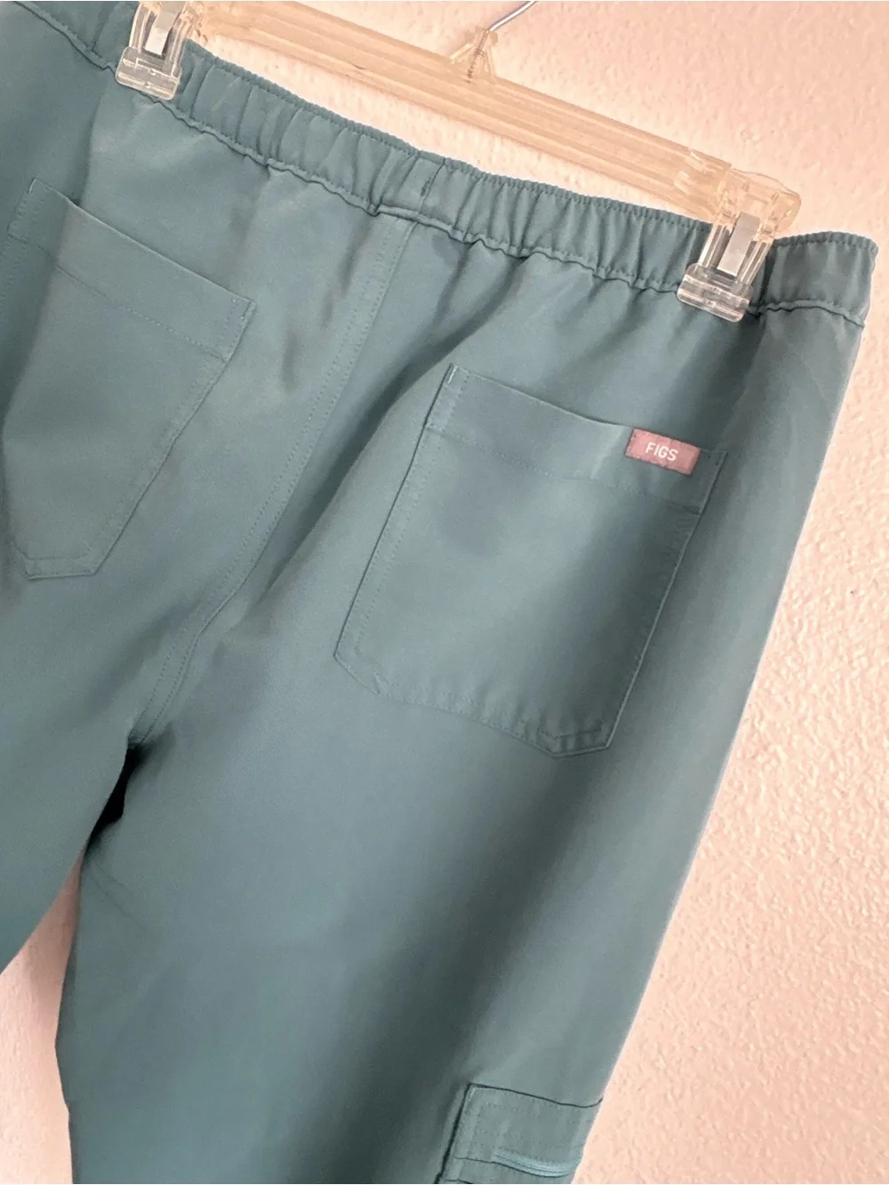 FIGS Men’s Cairo Cargo Scrub Pants Medium Short Teal Green 27” Inseam